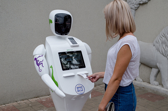 В Ростовском зоопарке появился робот-кассир