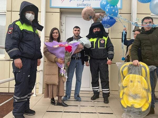 Сотрудники ГИБДД Ростова помогли роженице добраться до больницы по пробкам
