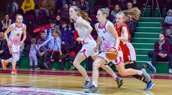 В атаке игрок ростовского клуба Екатерина Гунченко (№ 9).