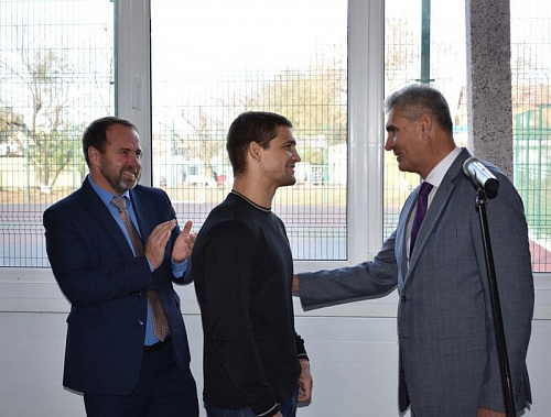 Чемпиону мира и Европы вручили ключи от квартиры в  Константиновске