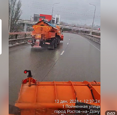 На ростовские улицы выведена спецтехника. Источник фото: телеграм-канал А. Логвиненко.