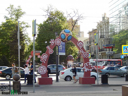 Такие необычные арки встречают гостей города на пушкинском бульваре.