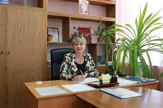 – Пожар был потушен только к семнадцати часам, – рассказывает глава Почтовской сельской администрации Ольга ЗУБКОВА. – Ситуация была страшная. На хутор шла просто стена огня. – Пожар был потушен только к семнадцати часам, – рассказывает глава Почтовской сельской администрации Ольга ЗУБКОВА. – Ситуация была страшная. На хутор шла просто стена огня.