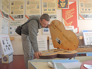 В горнице моей светло...