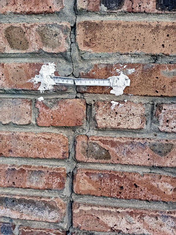 Маячки, которые установили для контроля за трещинами, уже полопались. А контроля как не было, так и нет