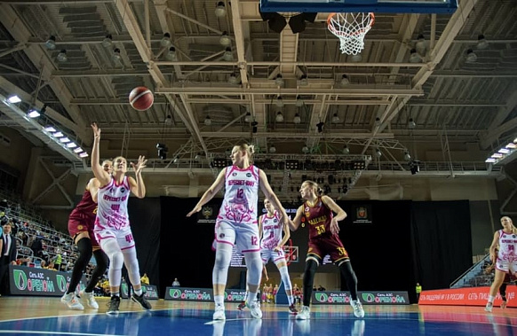 Кольцо «Надежды» атакует Екатерина ОСИПОВА (№ 44).