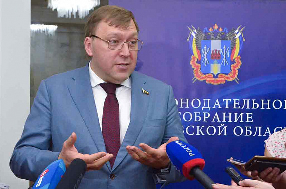 – Реализованные АИР проекты дали масштабные поступления в бюджет Ростовской области. Это позволяет отремонтировать и построить сотни социальных объектов – школы, больницы, поликлиники, детские сады, – констатировал Александр ИЩЕНКО. – Реализованные АИР проекты дали масштабные поступления в бюджет Ростовской области. Это позволяет отремонтировать и построить сотни социальных объектов – школы, больницы, поликлиники, детские сады, – констатировал Александр ИЩЕНКО.