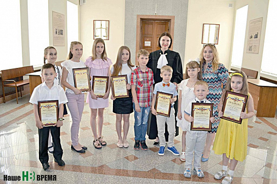 С победителями сфотографировались судья областного суда Елена ПОЛЯКОВА и координатор конкурса судья областного суда Светлана ПРОСТОВА. С победителями сфотографировались судья областного суда Елена ПОЛЯКОВА и координатор конкурса судья областного суда Светлана ПРОСТОВА.