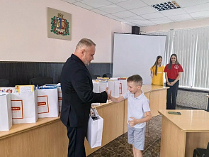 Детям участников СВО вручили наборы со школьной канцелярией