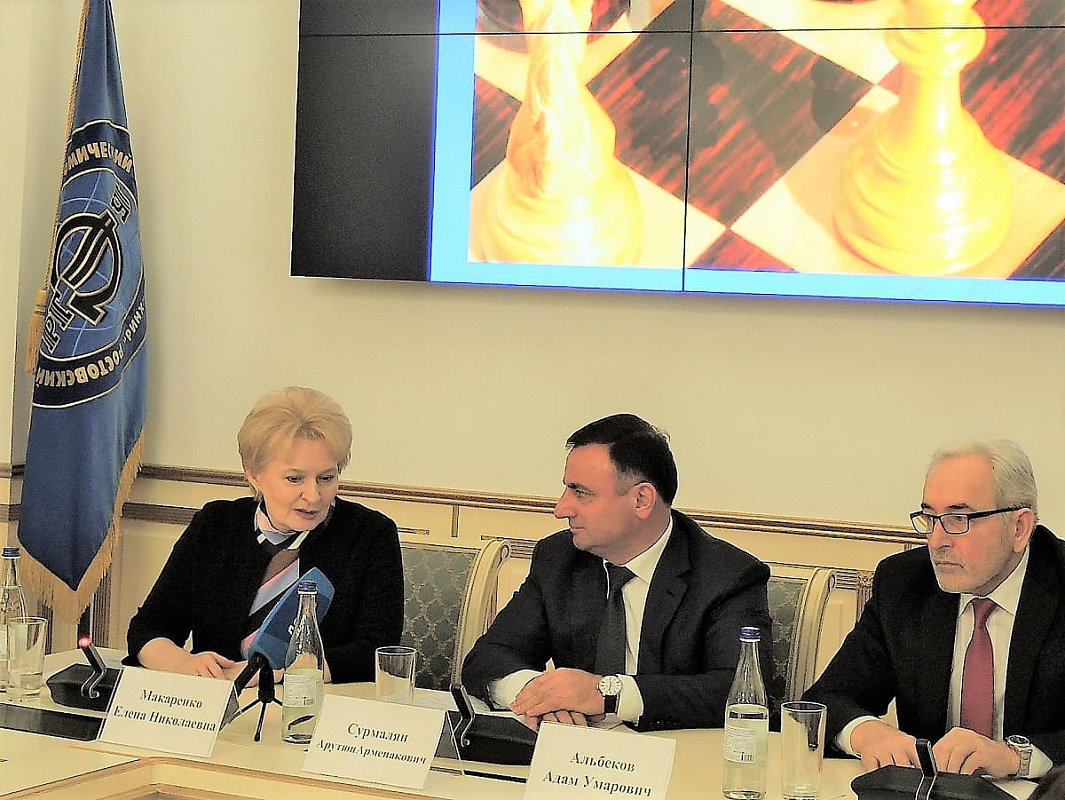 Ректор РГЭУ (РИНХ) Елена МАКАРЕНКО, президент Федерации шахмат Ростовской области (и выпускник этого вуза) Арутюн СУРМАЛЯН и президент РГЭУ (РИНХ) Адам  АЛЬБЕКОВ; в стенах альма-матер они не раз обсуждали шахматную проблематику, а теперь посодействуют в проведении здесь окружного чемпионата среди женщин