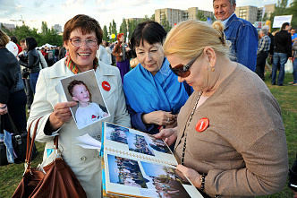 На поляне перед физфаком ЮФУ собрались те,  кто в разное время окончил университет