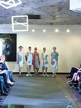 Моя бабушка белит стены