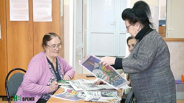 «Наше время» в Скородумовской школе читают постоянно. Л.И. КУРДЮМОВА и В.И. ОПЕНКИНА (слева) — активные читатели газеты.