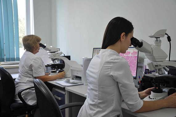 Не стоит бояться названия профессии «патологоанатом». Сегодня эти специалисты гораздо больше заняты именно исследованием биопсий, а не вскрытиями, как вы подумали.