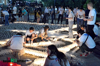 Донские жители сложили «огненные картины войны» из тысяч свечей