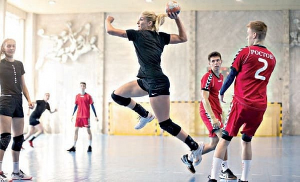 На ворота юношеской команды идет очередная атака