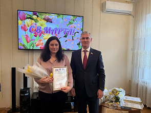  Поздравили команду социальных работников