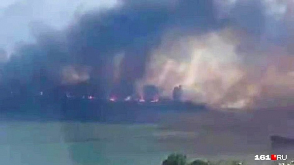 Пожар в Ростове, в районе Аксайского моста. Источник фото: 161.ru