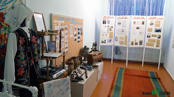 Экспозиция школьного музея лопанской школы №3 посвящена истории родного села.