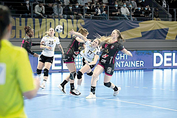 Ворота «Бреста» атакует Владлена БОБРОВНИКОВА (№ 17). Фото с сайта ГК «Ростов-Дон»