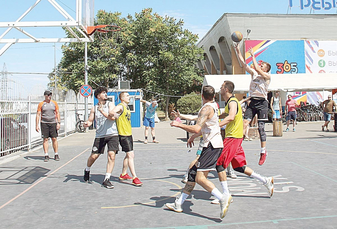 В полуфиналах у мужчин сразились лучшие команды Дона по стритболу. Фото из открытых источников