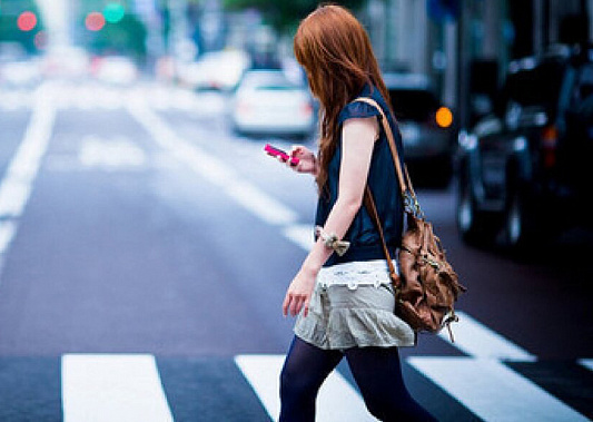 В Ростове девушка в наушниках попала под автобус