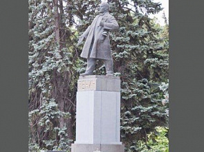 Кто покрасил памятник Ленину?