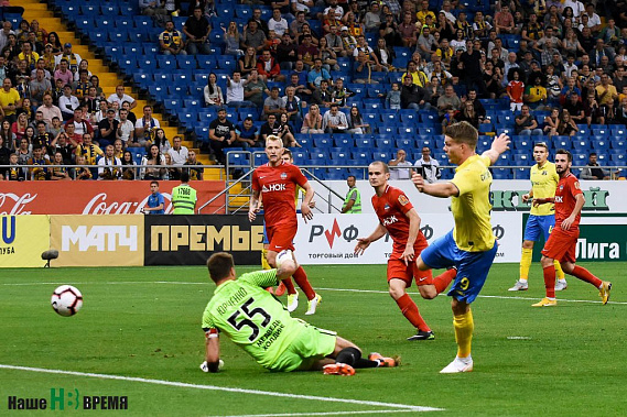 Мгновение – и первый мяч влетит в ворота «Енисея».