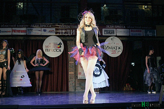 И на подиуме блистать, и пером описать…