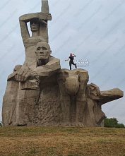 Школьницы устроили фотосессию на мемориале в Змиевской балке