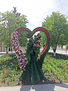 Оксана ГАРКУШИНА (слобода Криворожье, Миллеровский район). Такая шикарная скульптура появилась на аллее напротив ЗАГСа в городе Миллерово.
