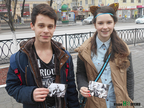 Элик и Ева: ребята однозначно ответили, что день освобождения Ростова для них более значимый праздник. Но символические валентинки друг другу все же подарили – пряники в форме сердца.