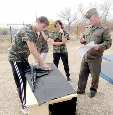 Знак ГТО на груди у него