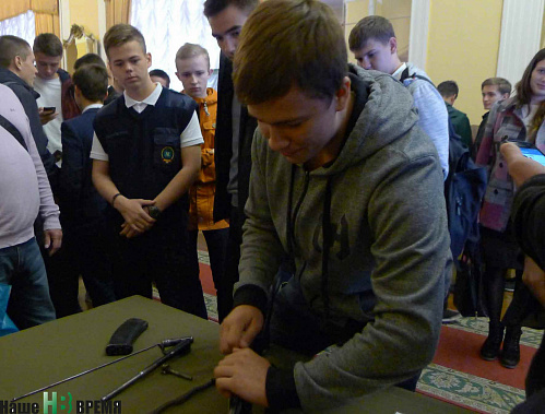 Новобранцы быстро и ловко разбирали и собирали автоматы.