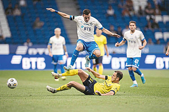 Встреча соперников прошла в постоянной борьбе за мяч. Фото с www.fc_dinamo.ru