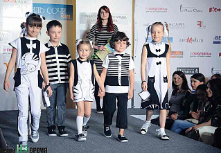 Моя бабушка белит стены