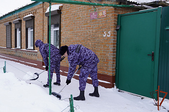 После обильного снегопада росгвардейцы провели расчистку у дома фронтовика