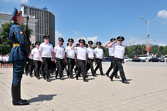 Знамя – в руки приставов