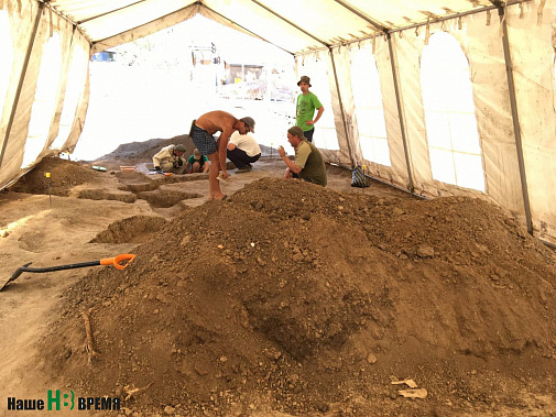 На первом этапе работы археологи обнаружили 40 захоронений меотов и 2 погребения лошадей.