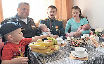 В семье Зинаиды и Андрея УСОЦКИХ – трое детей. Поздравить их с новосельем зашел заместитель руководителя «Югрегионжилья» МО РФ капитан первого ранга Александр ДУДНИК.