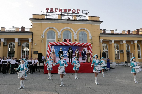Из Таганрога в Санкт-Петербург отправился первый пассажирский поезд