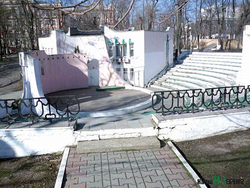 Парк В.Черевичкина. На часах – 9.20. Физкультурников нет.