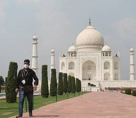 Как минимум до следующего лета мавзолей Тадж-Махал будет принимать не более 5 тысяч туристов в сутки, раньше его посещали до 100 тысяч.