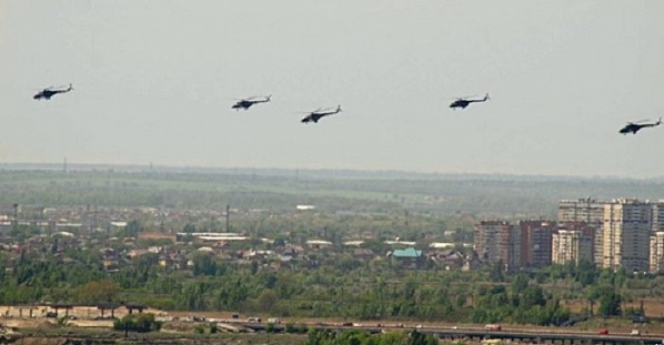 Пролет строя вертолетов над Ростовом 7 мая, во время генеральной репетиции воздушной части парада Победы. Источник фото: паблик 