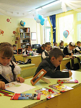 Потянулась детвора в школу с самого утра_16038