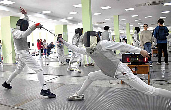 В ростовском спорткомплексе «Лидер» завершились поединки всероссийского детско-юношеского турнира по фехтованию «Донская осень»