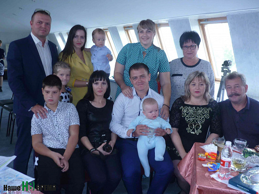 Семьи–победители из Зимовниковского района, а также председатель женсовета Ирина Юрьевна Шкурдалова (справа во втором ряду).