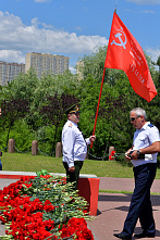 22 06 2026 Они возложили живые цветы и венки к  Кумженскому мемориалу в Ростове.