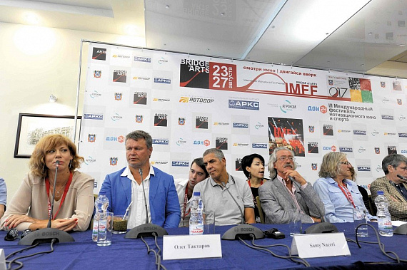 А Марию Голубкину в фестивальном жюри заменила актриса Елена Бирюкова (на фото слева).