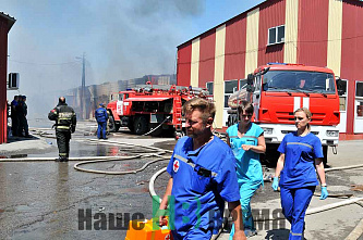 В Аксайском районе сгорели склады рядом с рынком «Классик». 